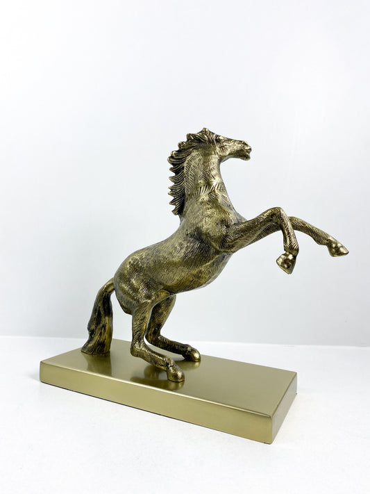 Figurine de cheval cabré sur socle en métal