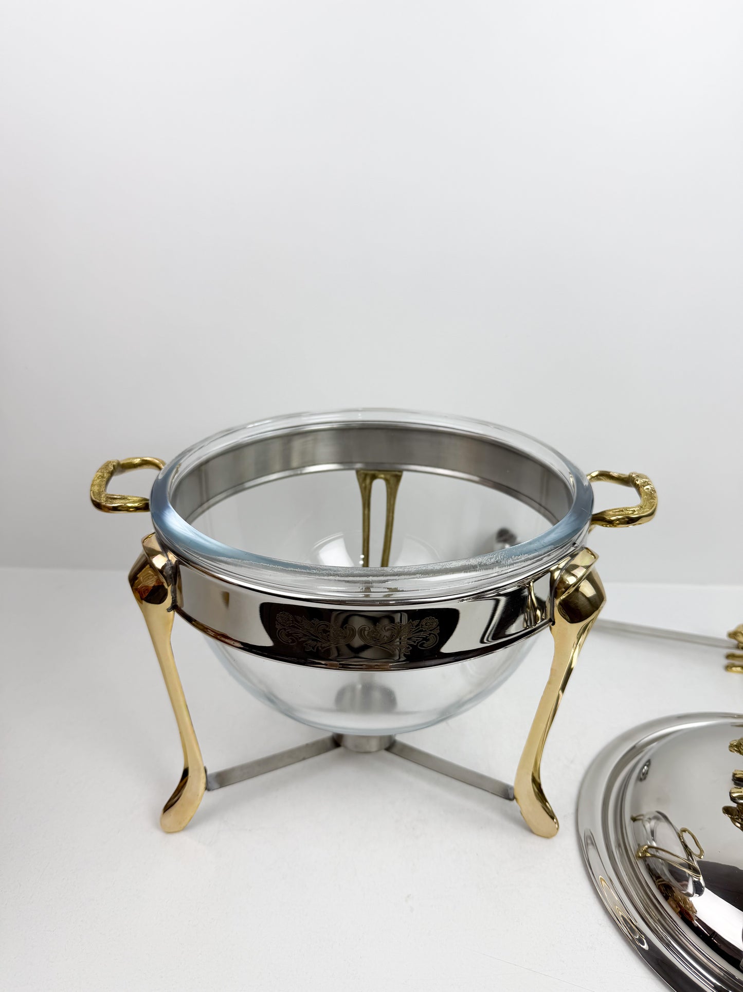 Soupière chauffe-plat en acier inoxydable et des figurines de panthère sur le couvercle et la louche.