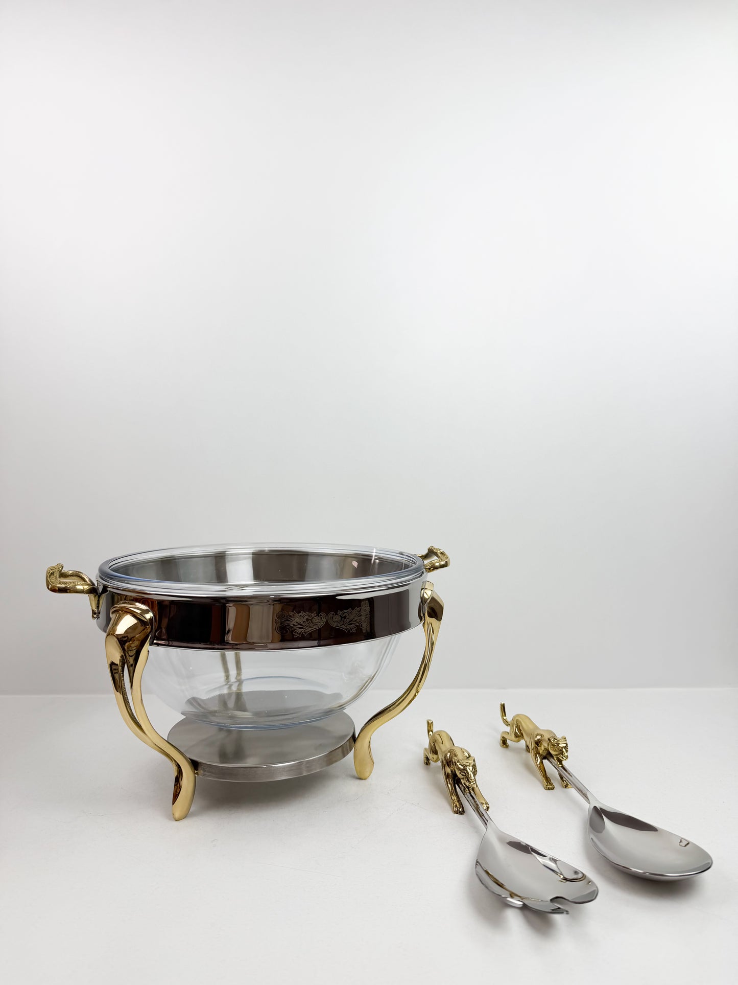 Ensemble de service de salade  en acier inoxydable et des couverts de service dorés ornés de léopards.
