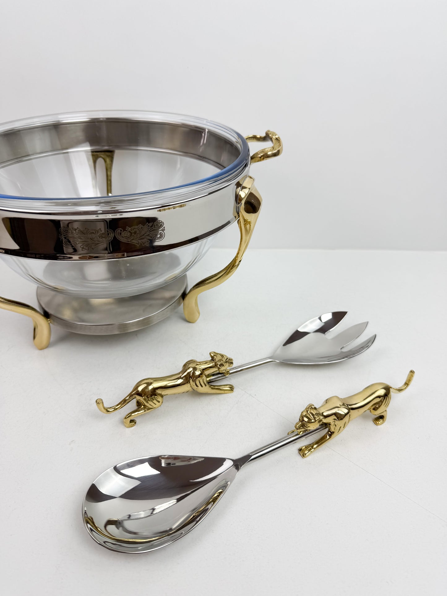 Ensemble de service de salade  en acier inoxydable et des couverts de service dorés ornés de léopards.