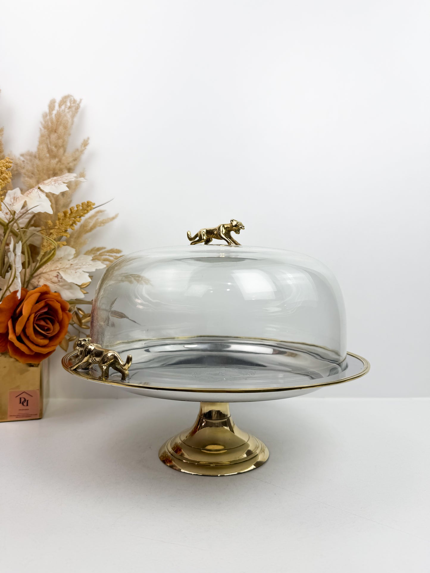 Présentoir à gâteaux sur pied avec cloche et d'ornements en forme de léopards