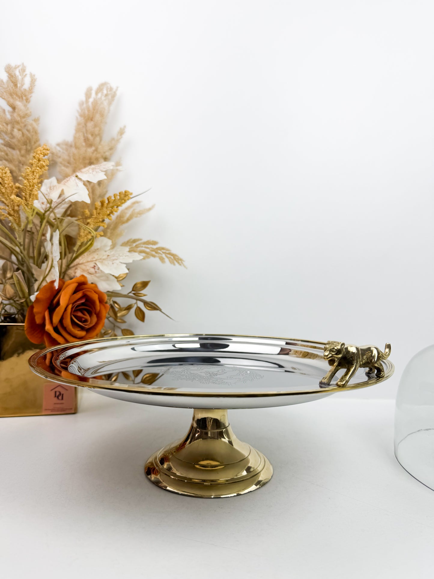 Présentoir à gâteaux sur pied avec cloche et d'ornements en forme de léopards