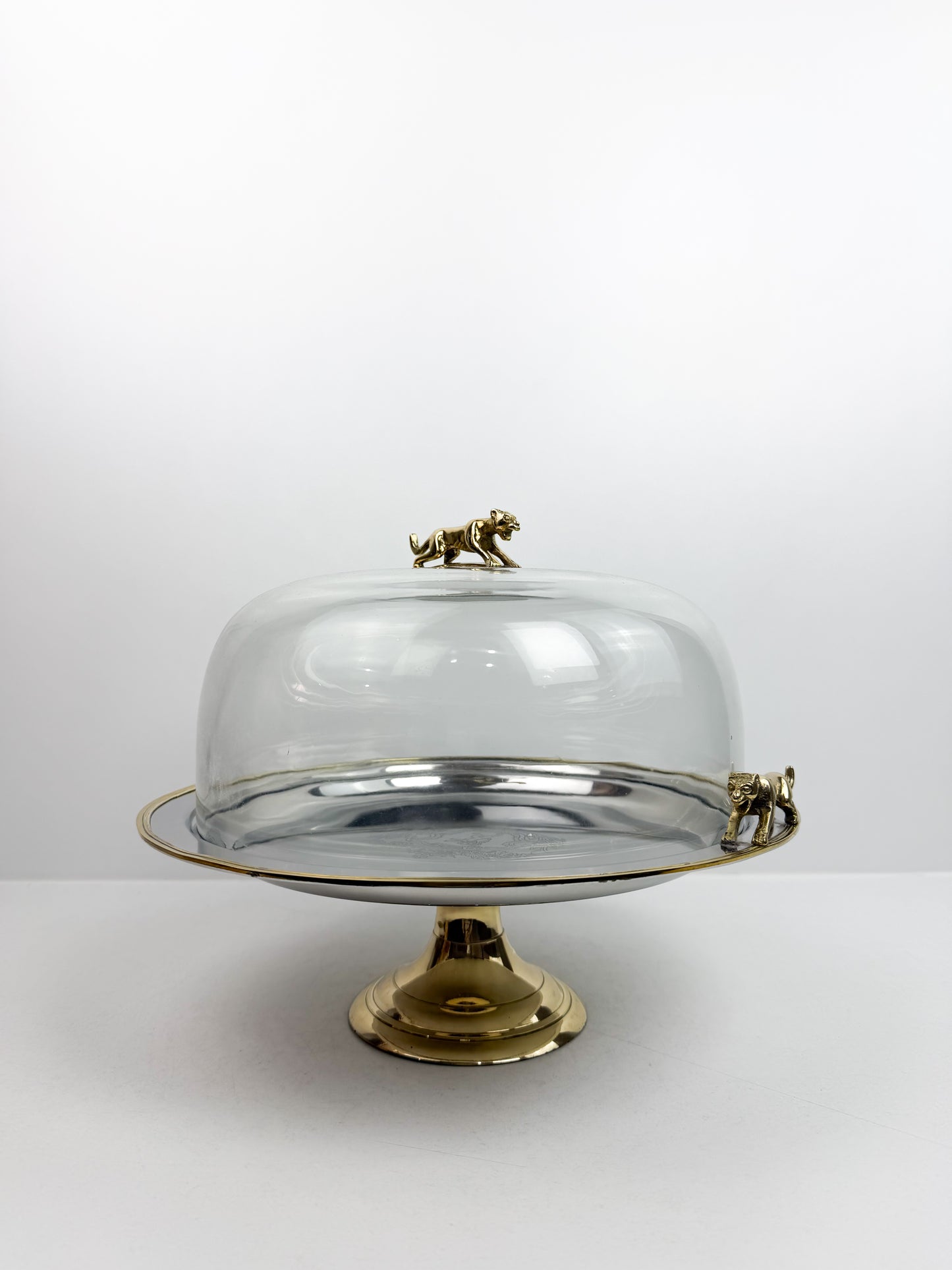 Présentoir à gâteaux sur pied avec cloche et d'ornements en forme de léopards