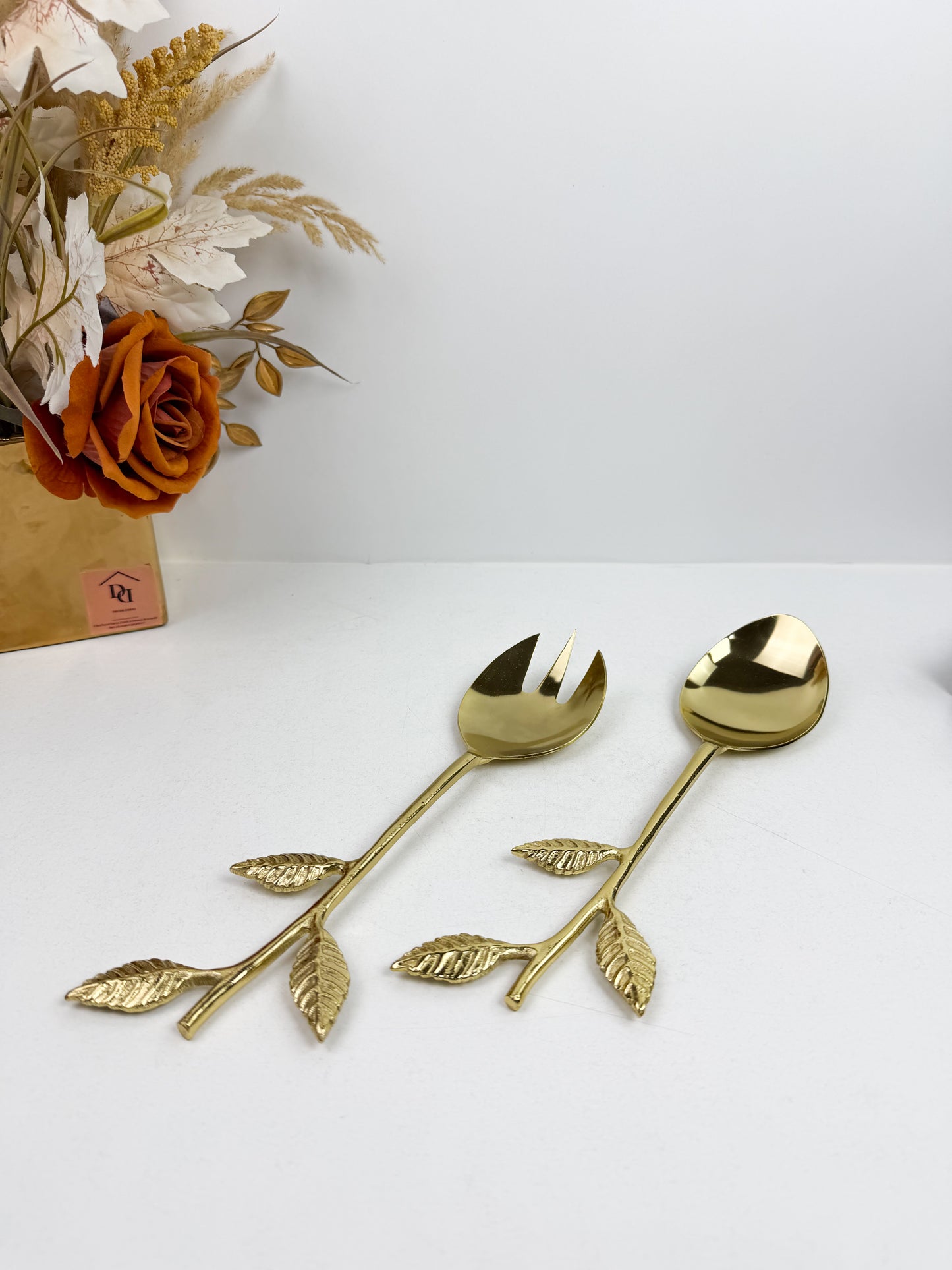 Ensemble de couverts de service dorés en acier inoxydable avec un design de brindilles.