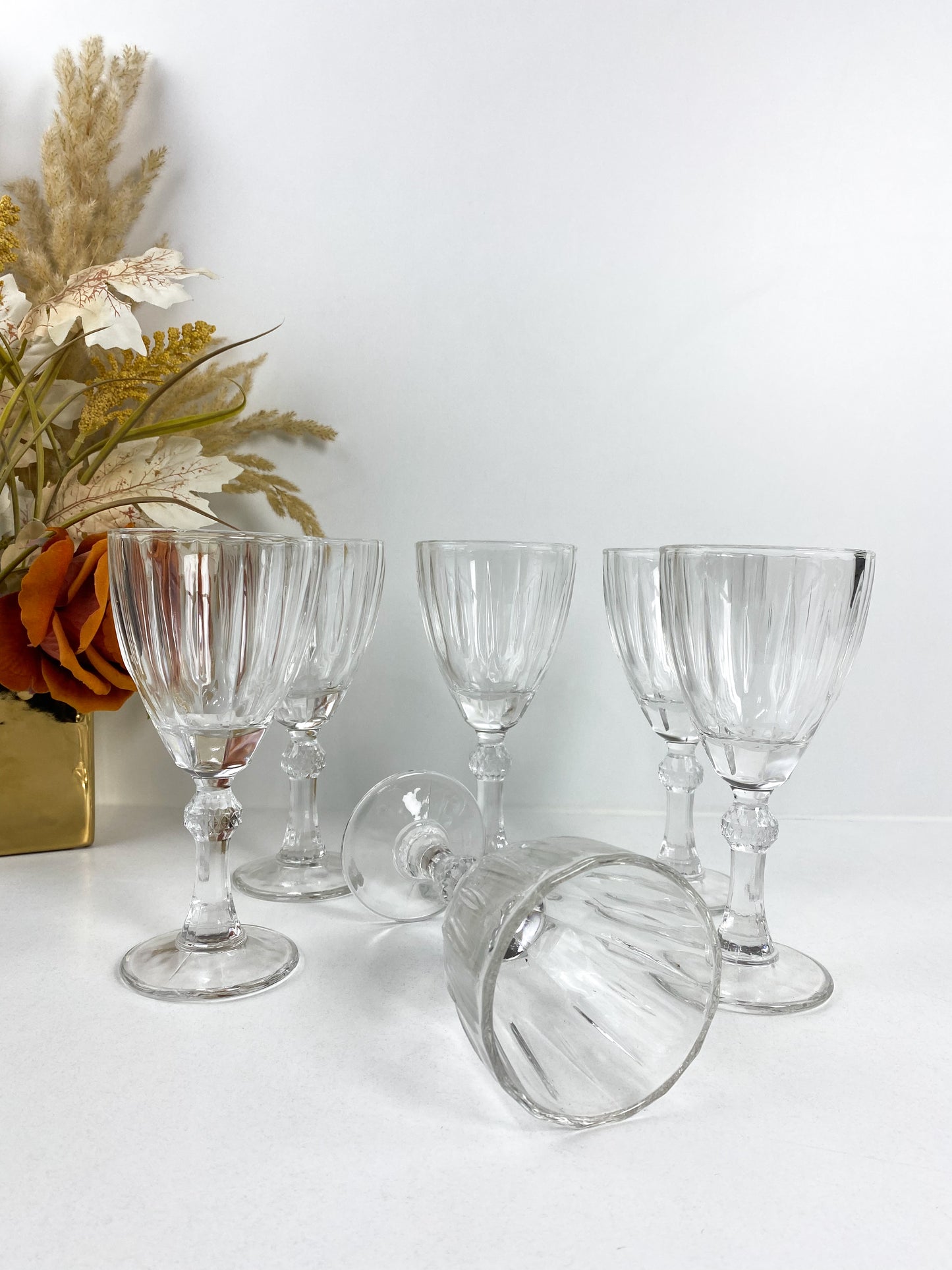 Six verres avec pied à jus