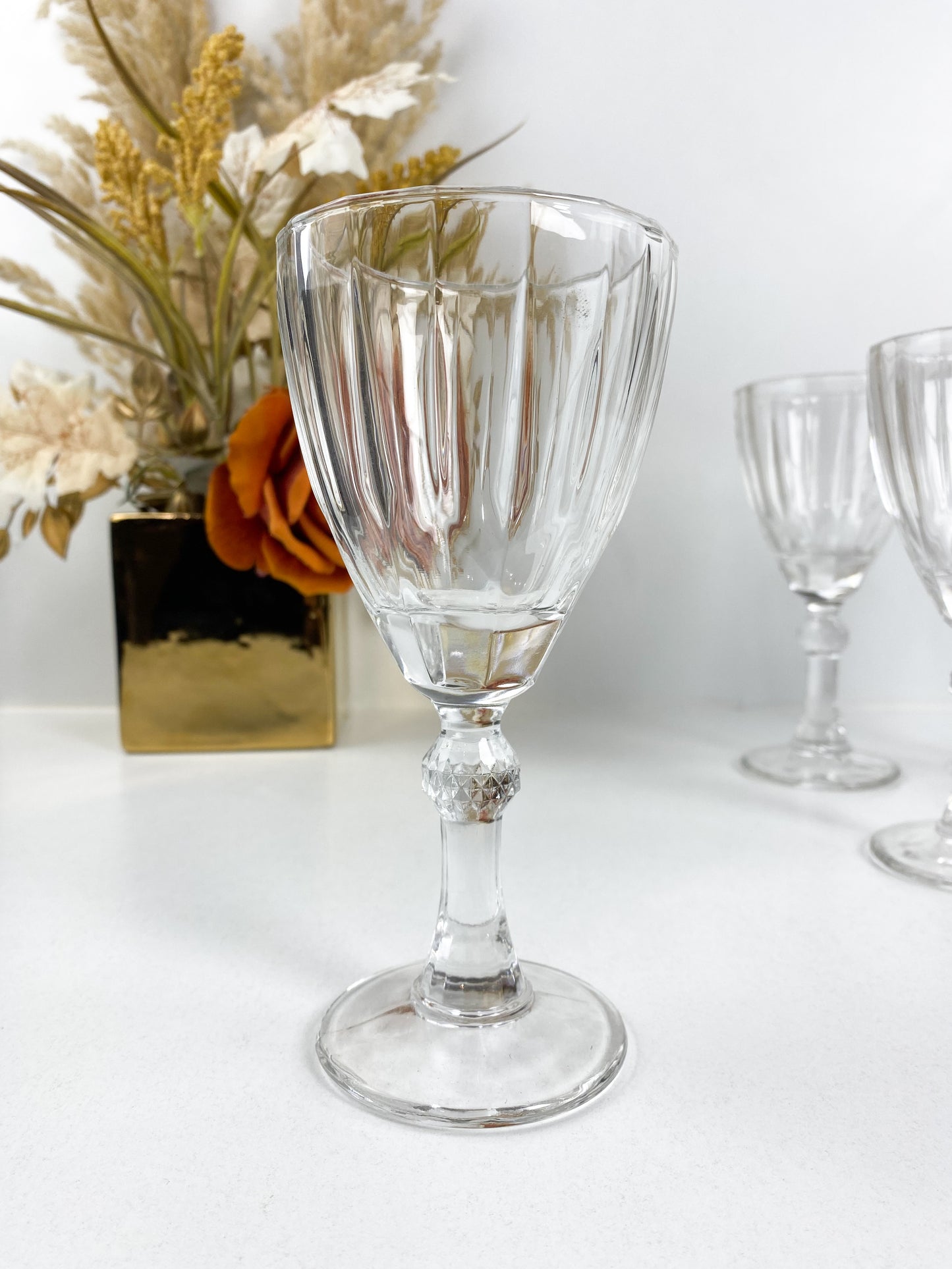 Six verres avec pied à jus