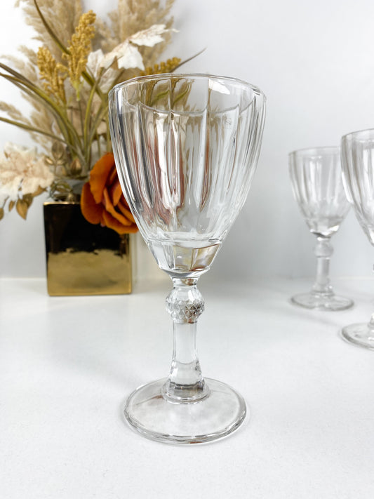 Six verres avec pied à jus