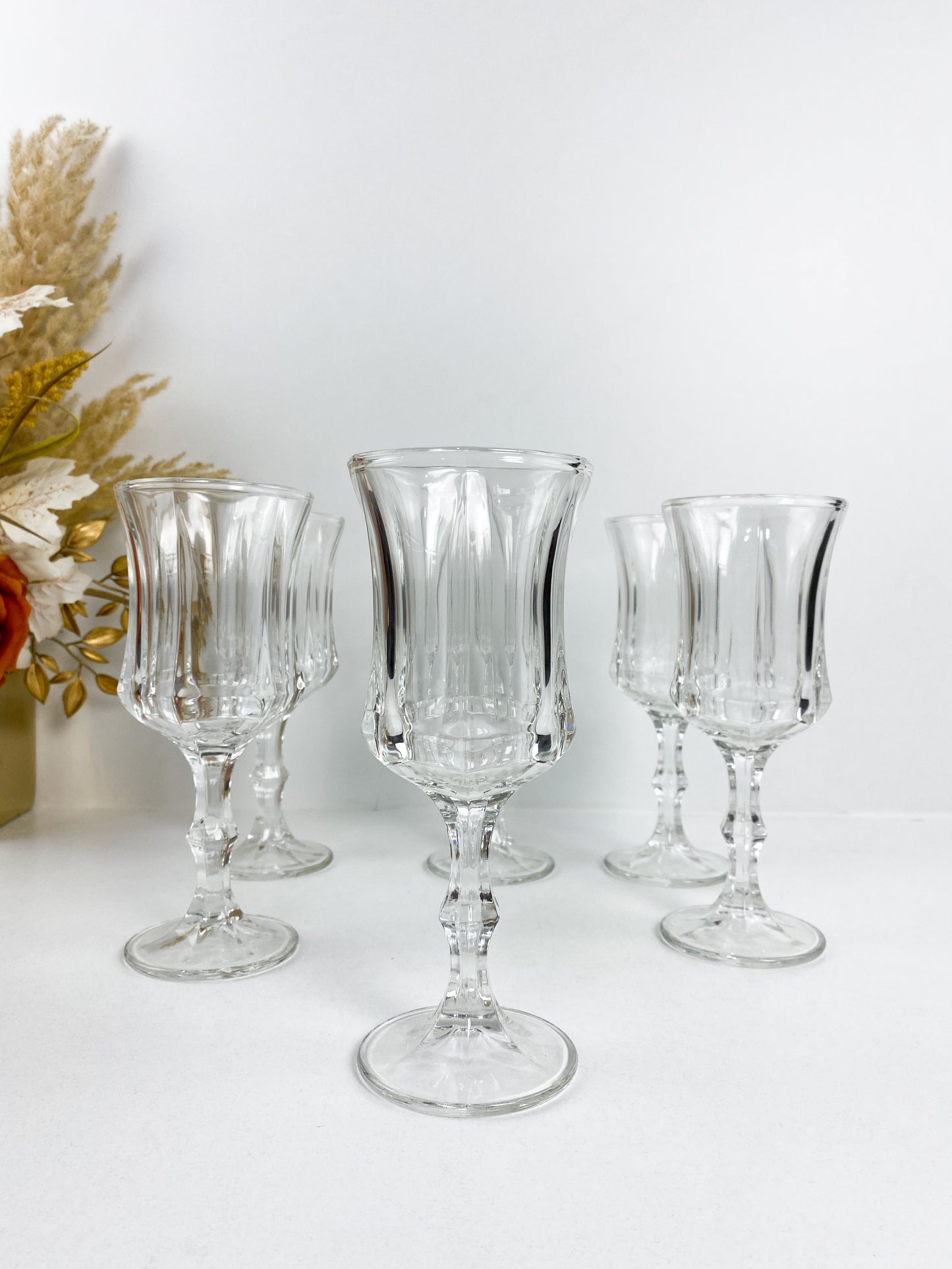 Six verres avec pied à jus