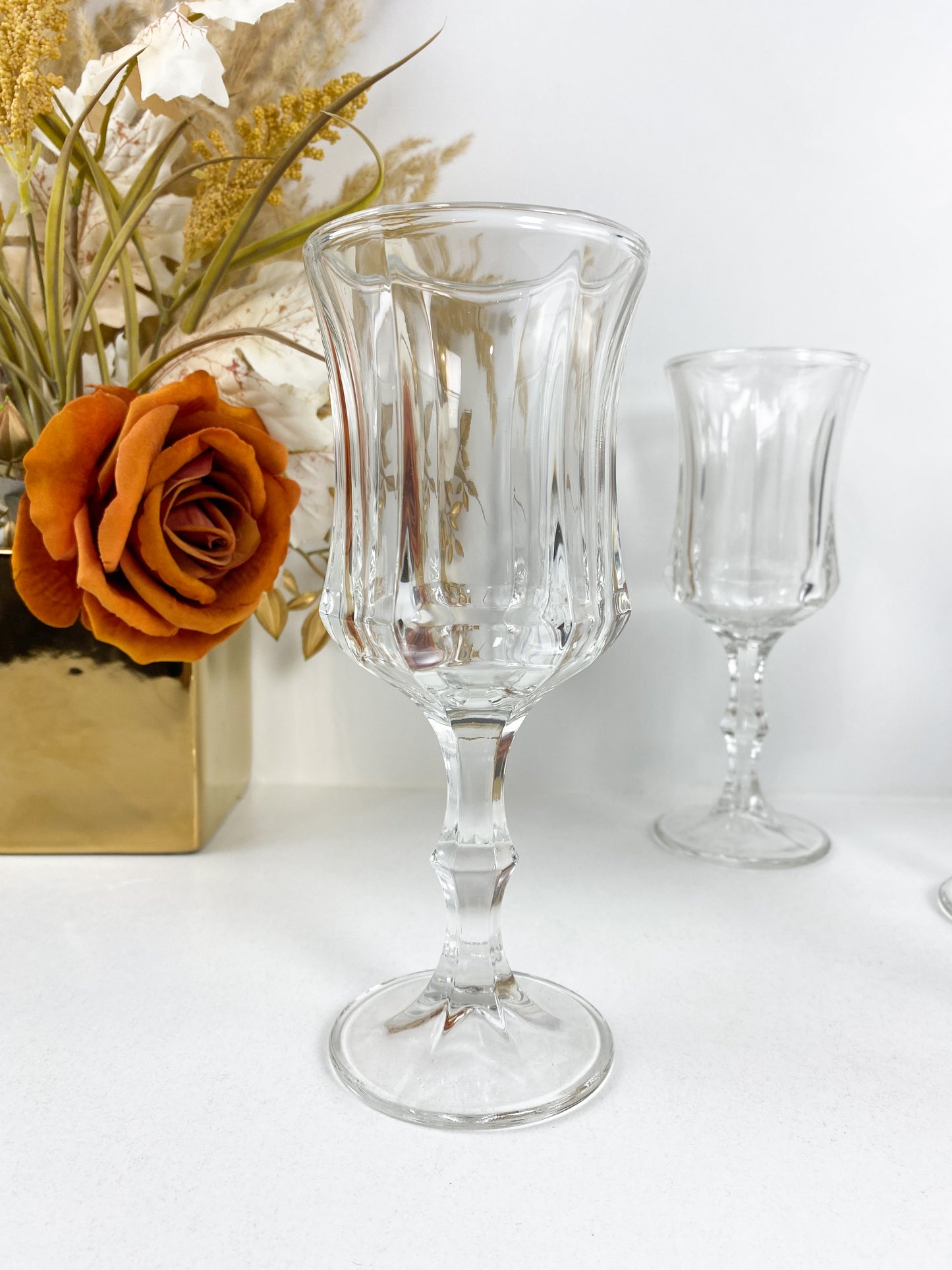 Six verres avec pied à jus