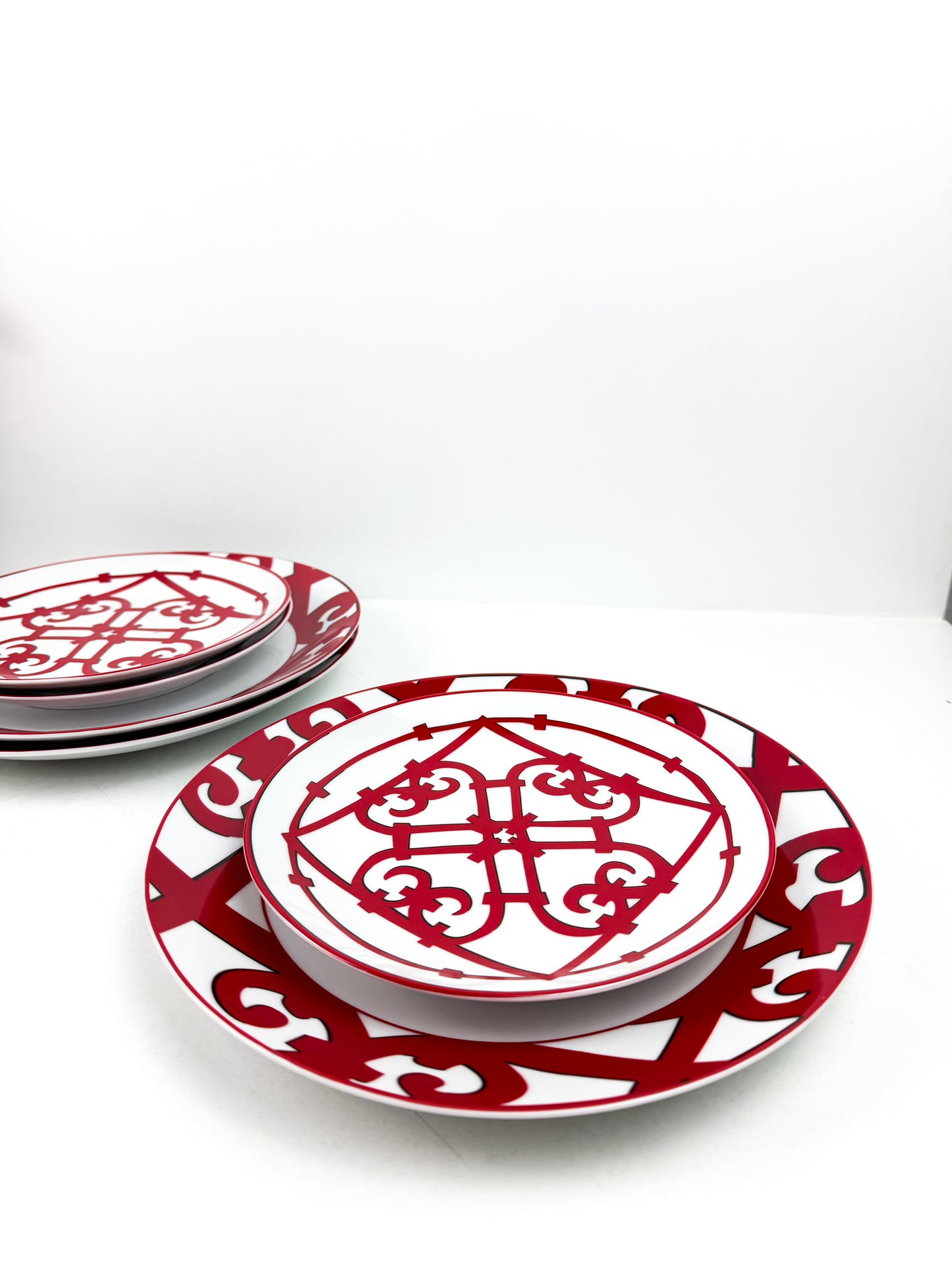 Service de Table Balcon d'Hermès avec un motif rouge flamboyant en porcelaine de Luxe -18  Pièces
