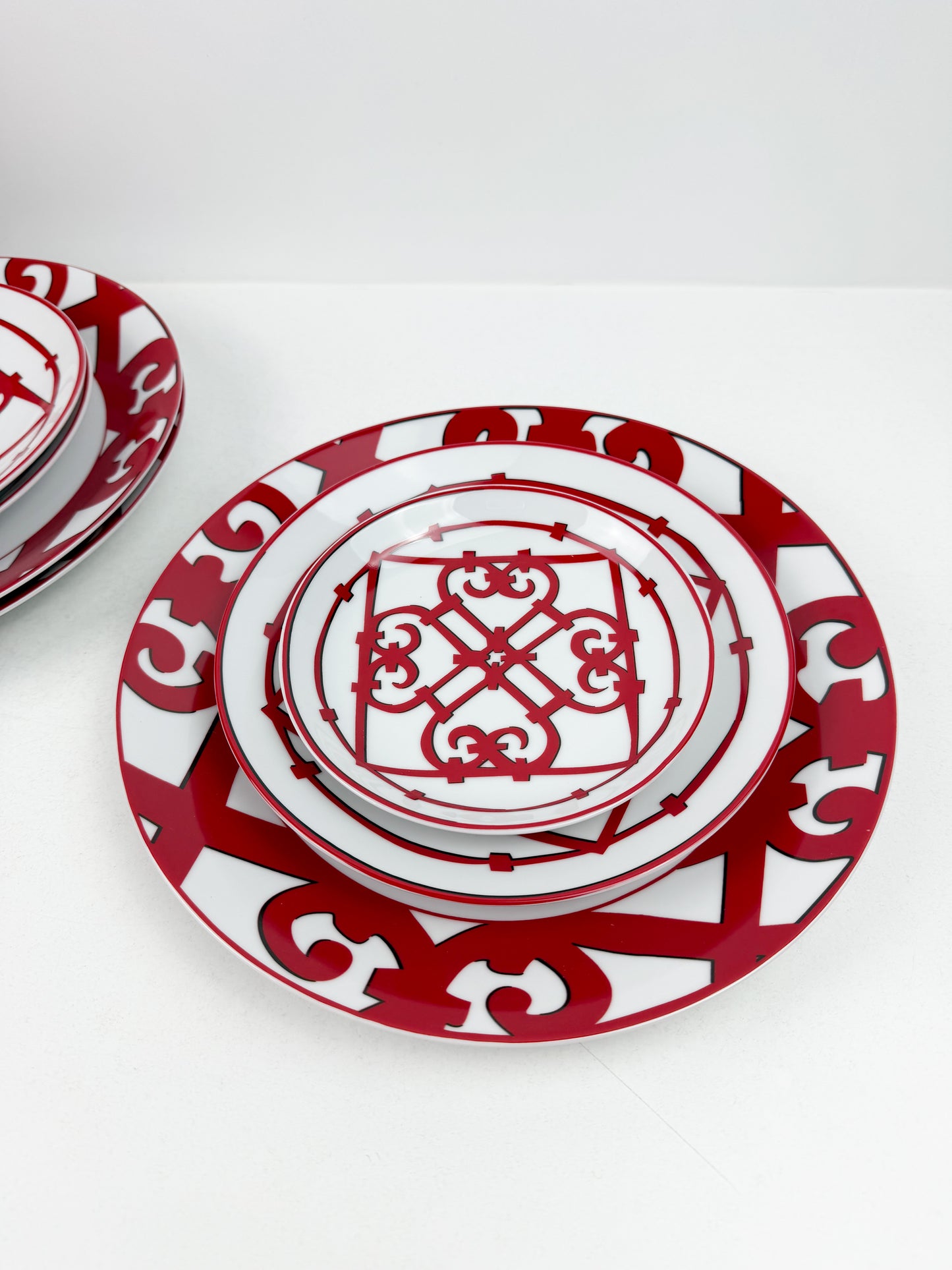 Service de Table Balcon d'Hermès avec un motif rouge flamboyant en porcelaine de Luxe -18  Pièces