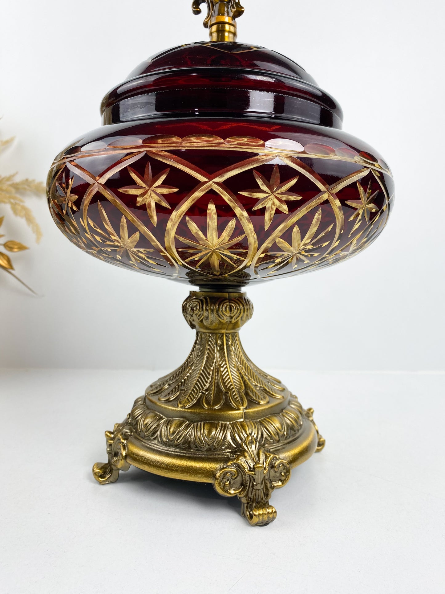 Bonbonnière rouge avec couvercle style traditionnelle