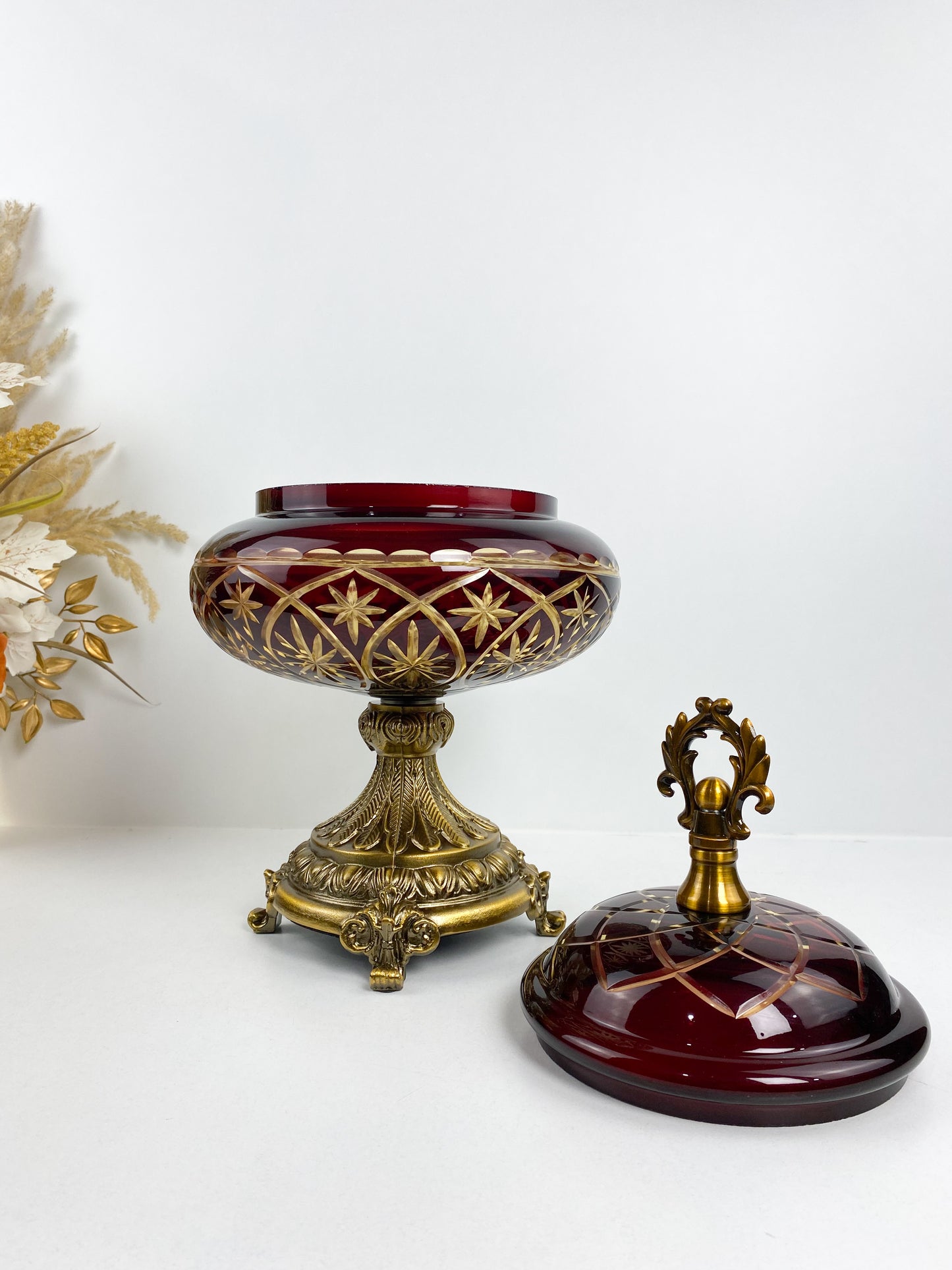 Bonbonnière rouge avec couvercle style traditionnelle