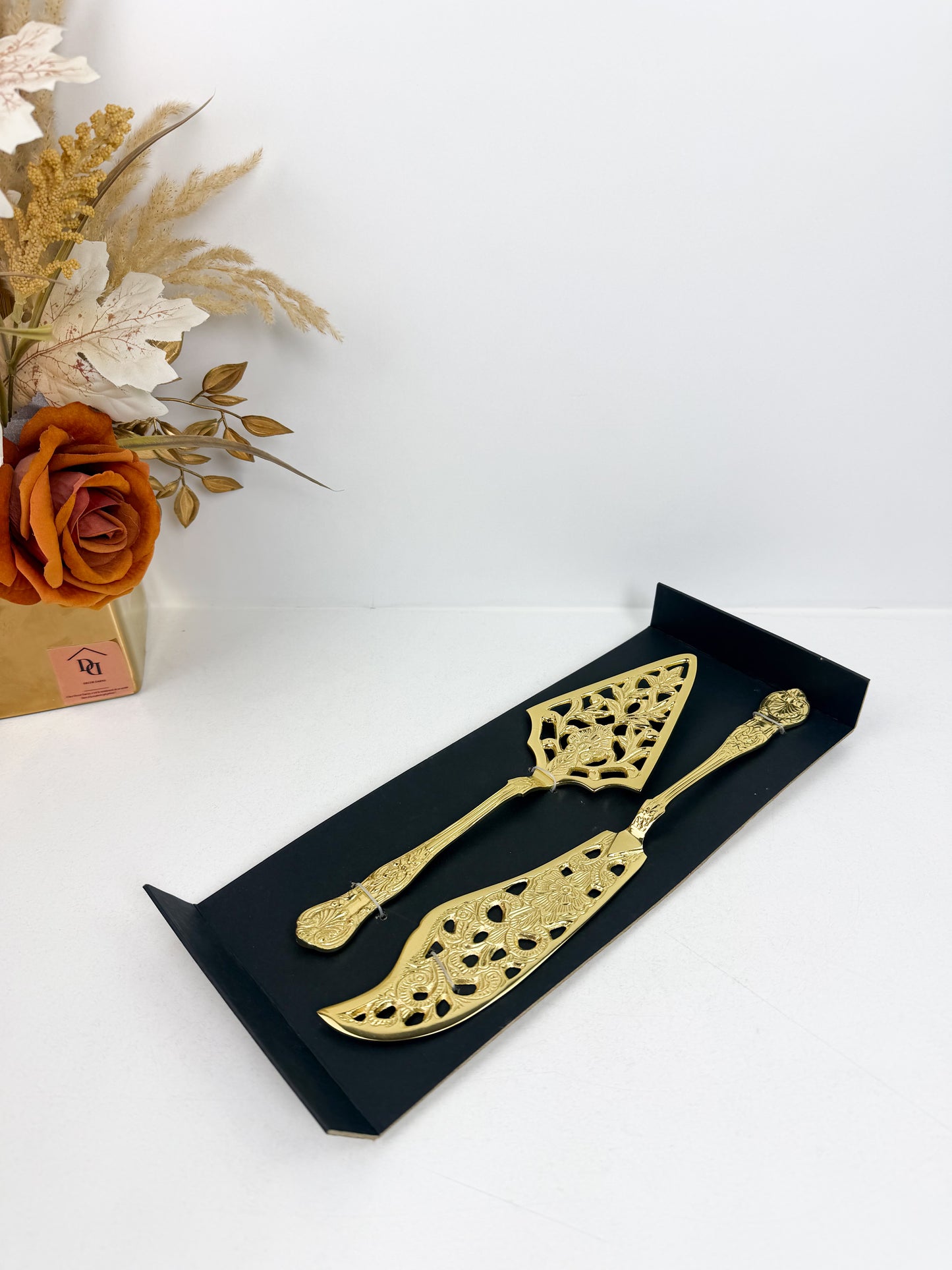 Ensemble couteau et pelle à gâteau doré avec des motifs ajourés