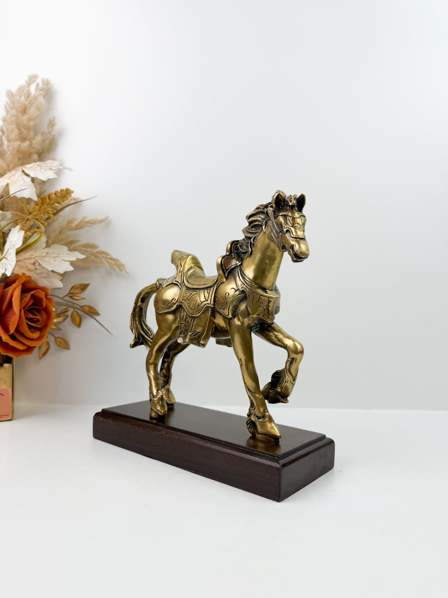 Cheval en cuivre antique bronze sur un socle en bois,  pour les accents de la maison et la décoration