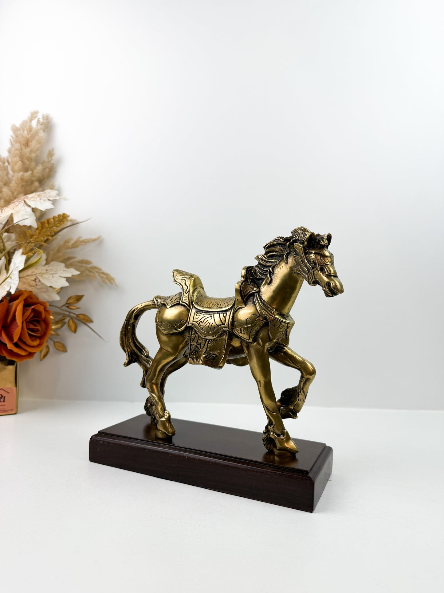 Cheval en cuivre antique bronze sur un socle en bois,  pour les accents de la maison et la décoration