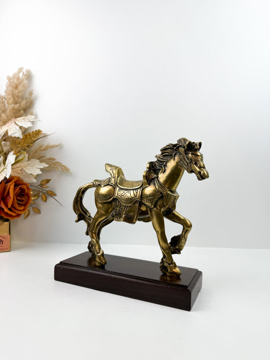 Cheval en cuivre antique bronze sur un socle en bois,  pour les accents de la maison et la décoration