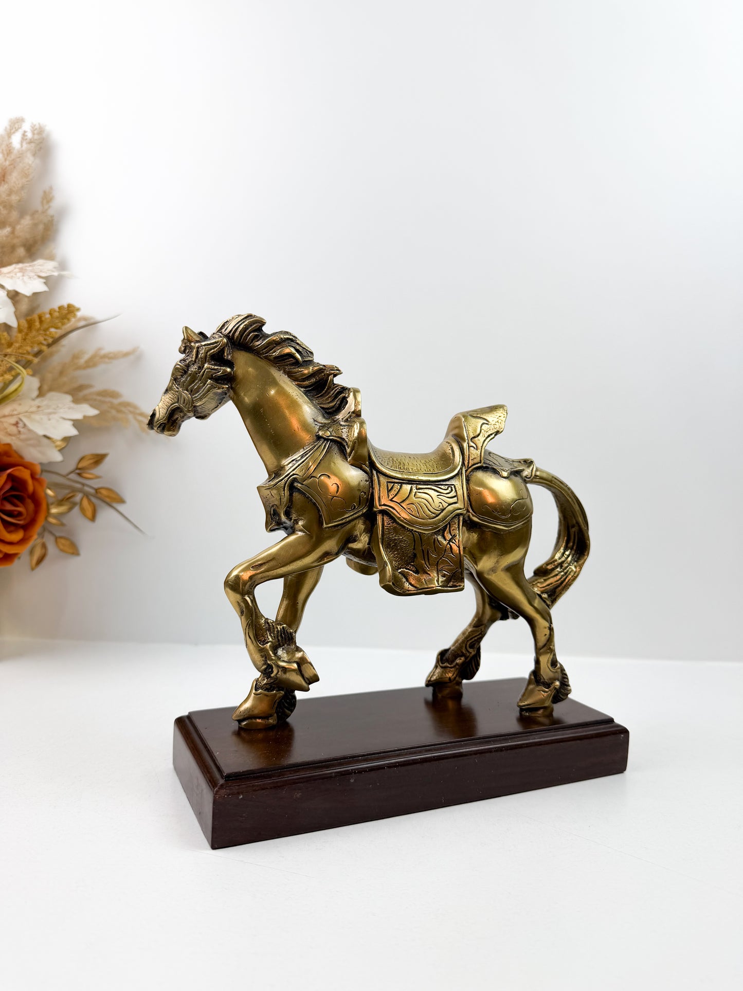 Cheval en cuivre antique bronze sur un socle en bois,  pour les accents de la maison et la décoration