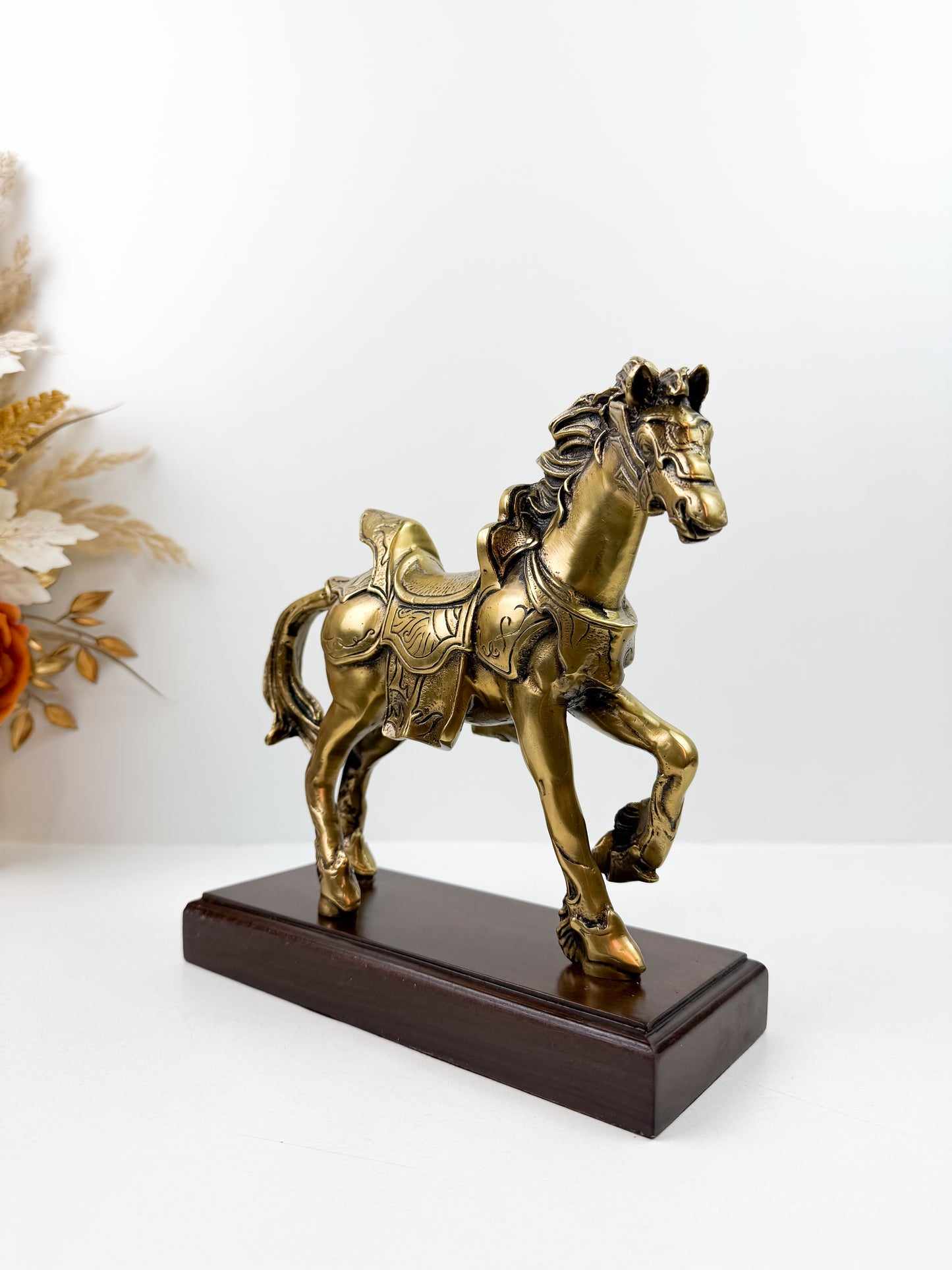 Cheval en cuivre antique bronze sur un socle en bois,  pour les accents de la maison et la décoration