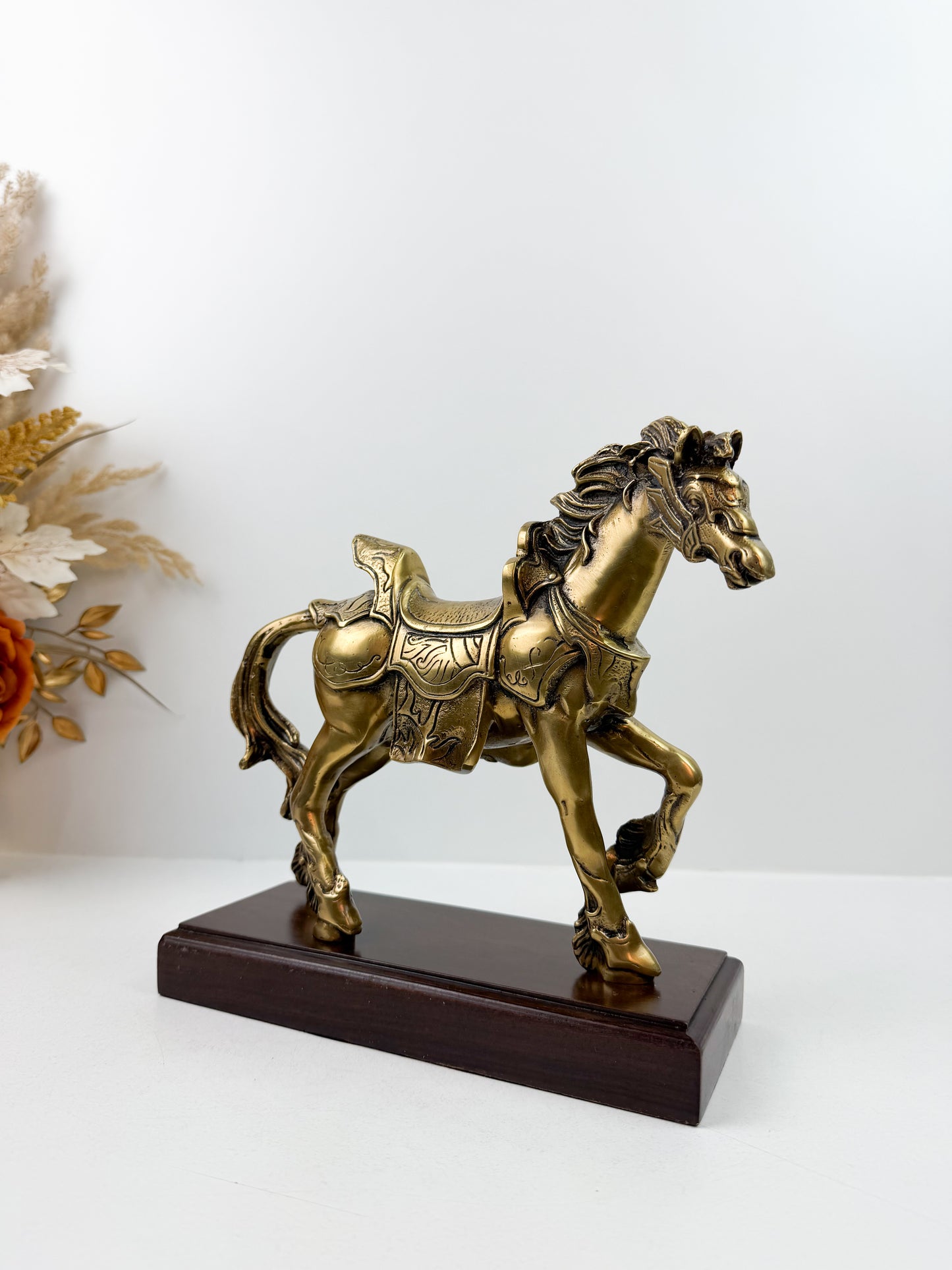 Cheval en cuivre antique bronze sur un socle en bois,  pour les accents de la maison et la décoration