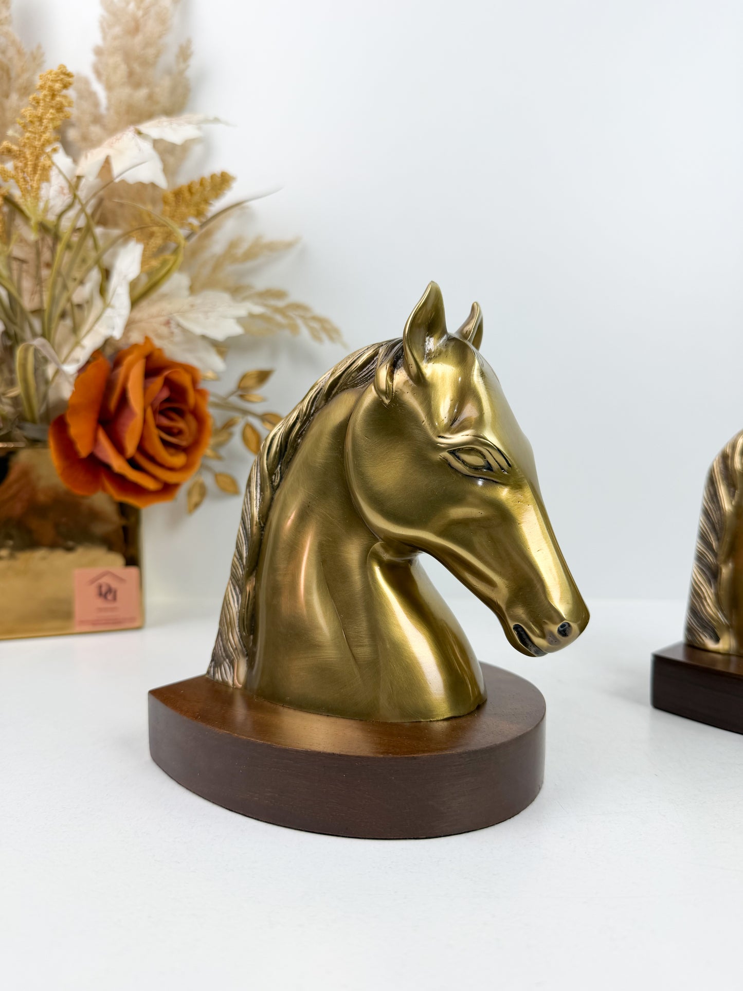 Paire de serre-livres en forme de tête de cheval en cuivre.