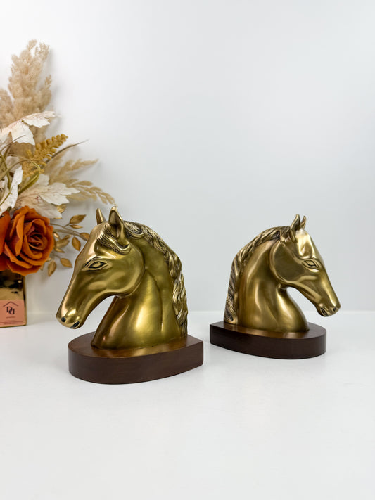 Paire de serre-livres en forme de tête de cheval en cuivre.