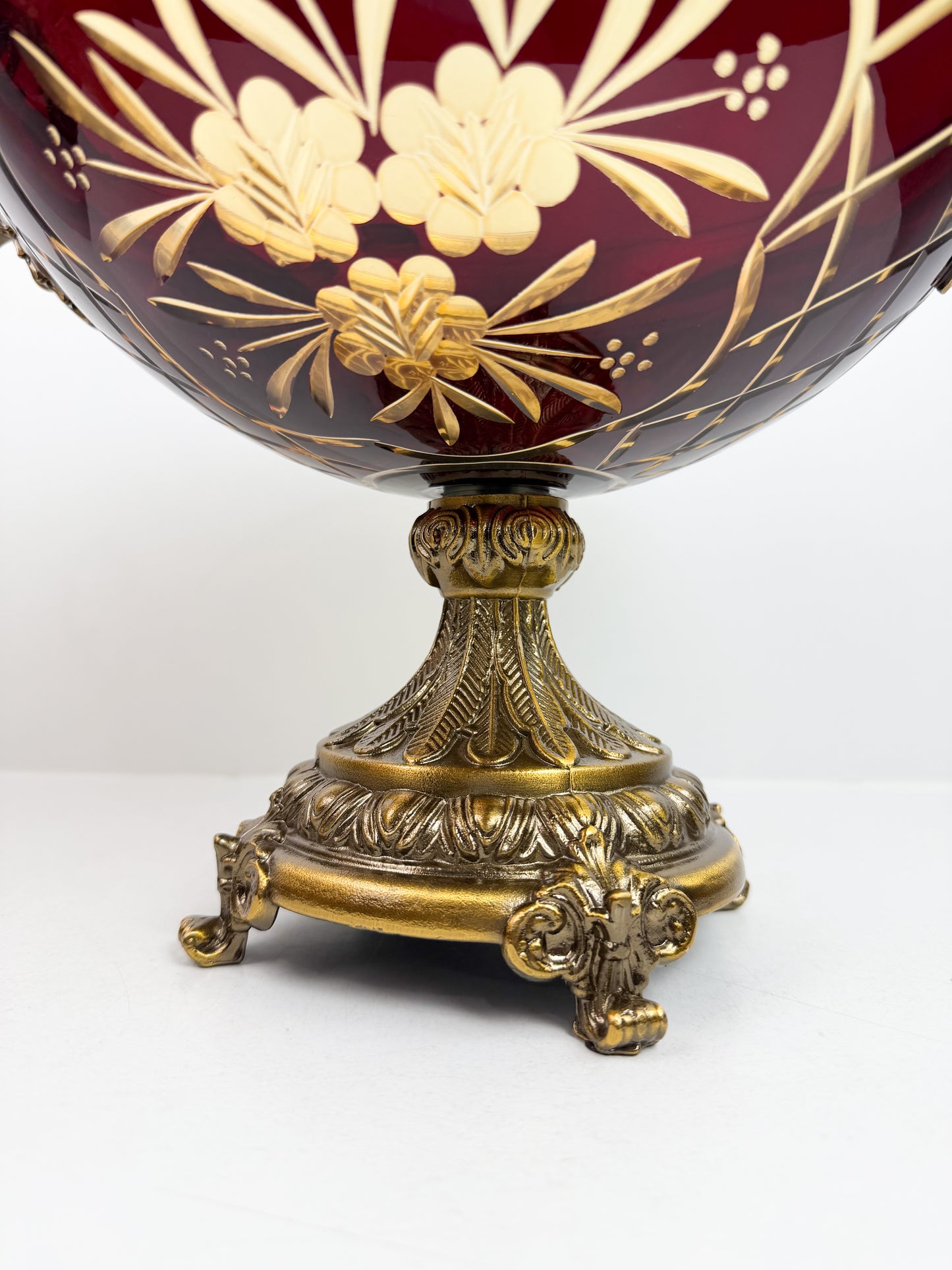 Coupe vasque décorative en cristal rouge rubis avec des ornements en bronze.