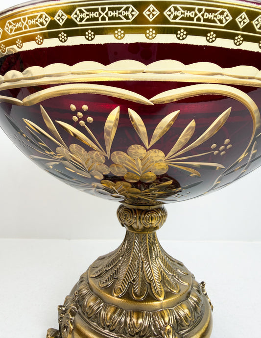 Coupe vasque décorative en cristal rouge rubis avec des ornements en bronze.