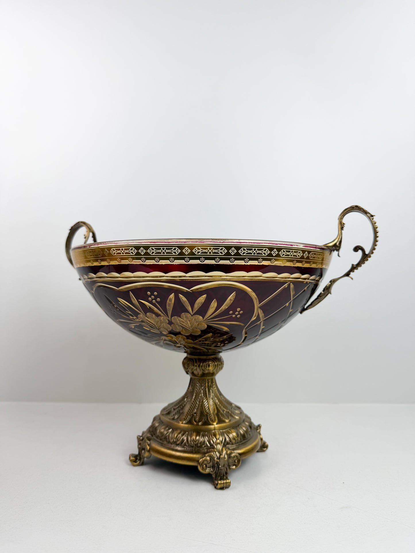Coupe vasque décorative en cristal rouge rubis avec des ornements en bronze.