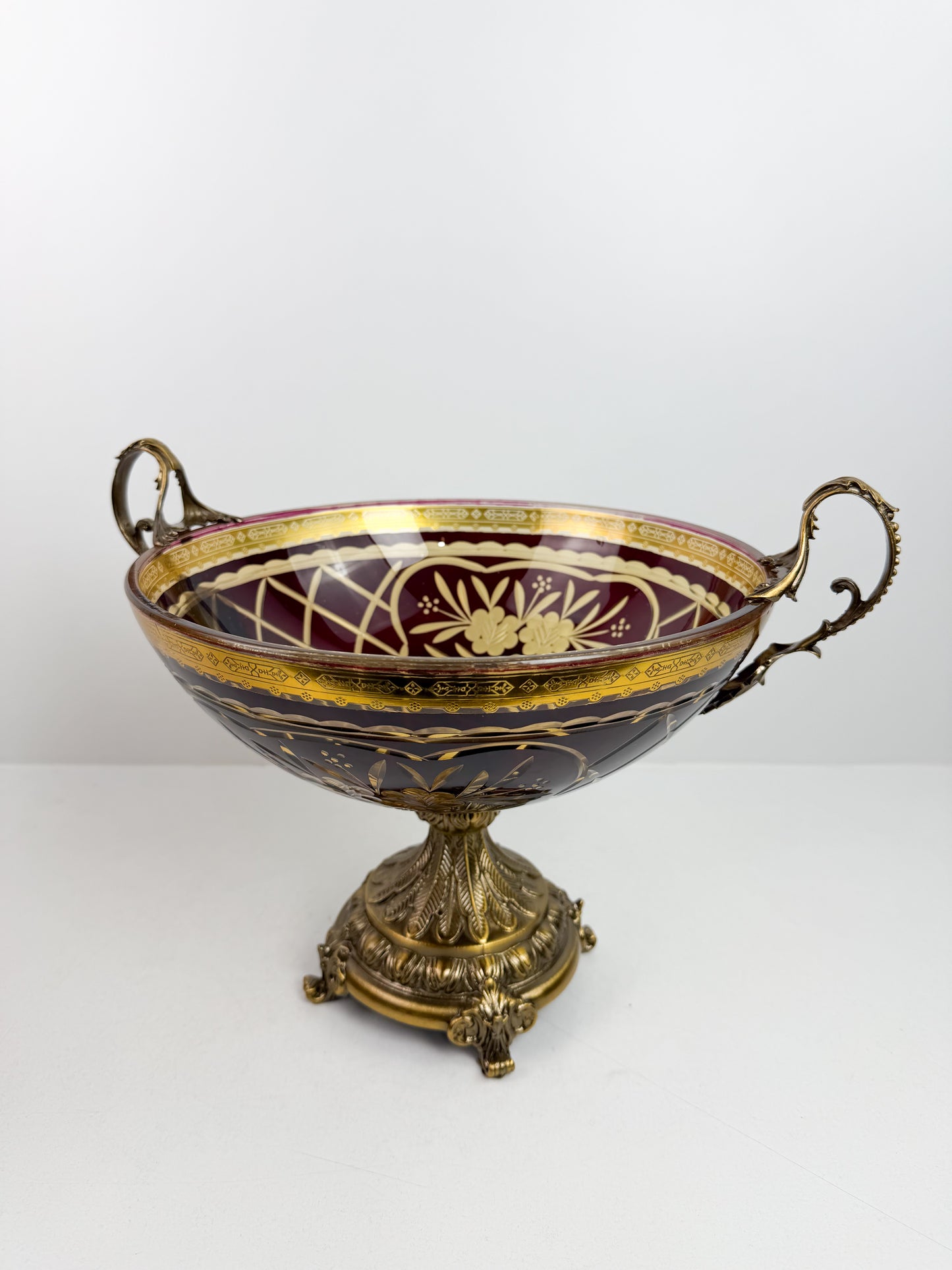 Coupe vasque décorative en cristal rouge rubis avec des ornements en bronze.