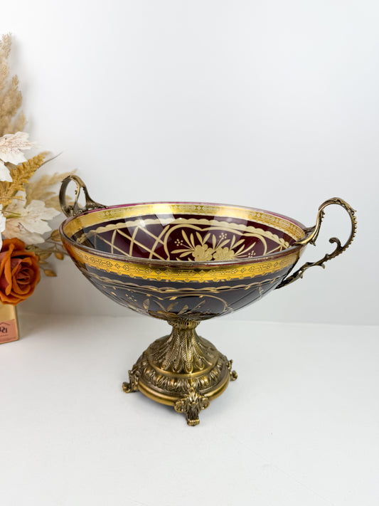 Coupe vasque décorative en cristal rouge rubis avec des ornements en bronze.