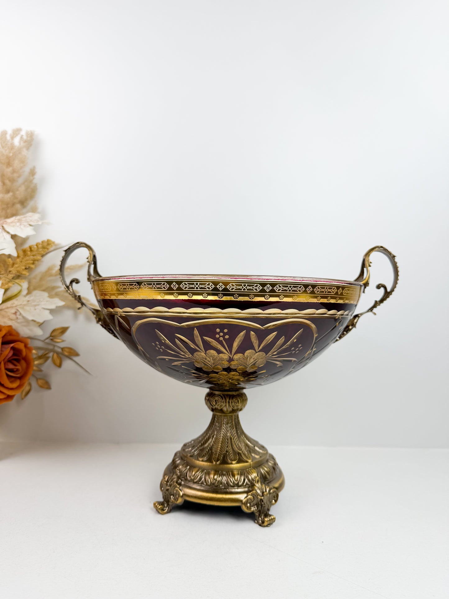 Coupe vasque décorative en cristal rouge rubis avec des ornements en bronze.